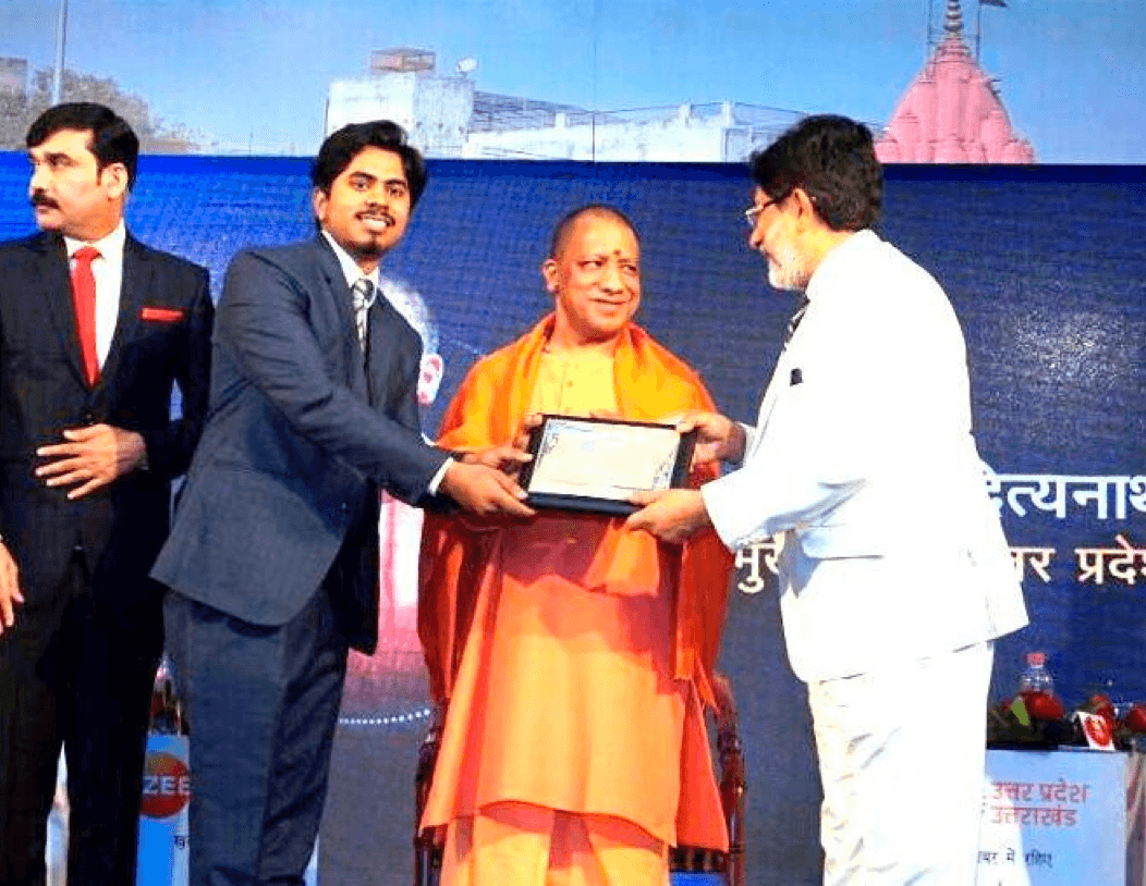 Hon'ble Chief Minister of Uttar Pradesh, Shri Yogi Adityanath presenting award to Principle of National Medical College Dr. Mohd. Aslam Khan for his contribution to the healthcare industry of the state.